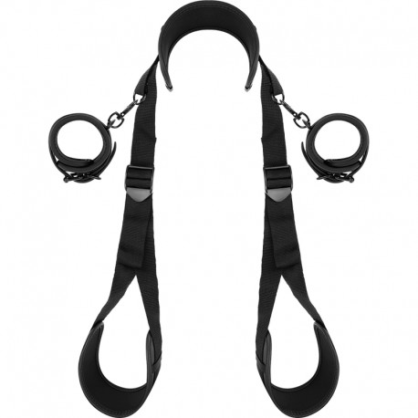 FETISH SUBMISSIVE POSICIaN PIERNAS ABIERTAS CON ESPOSAS CON FORRO DE NOPRENO